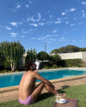 Leonardo Marques Instagram - Flowers, salty hair, grilled fish and deep conversation among friends explain pretty well these last days in the south of Portugal 🌺🌊🐟