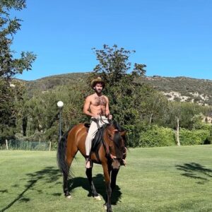Leonardo Marques Instagram - Swipe left to listen to the fantasy inside my mind when I ride 🐎😂