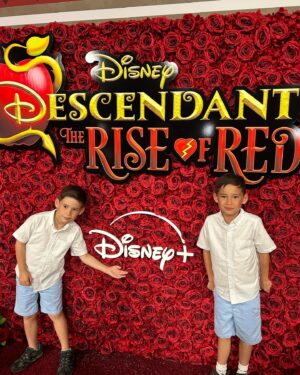 Leonardo Nam Instagram - What do you think of the outfit I chose? Leave a comment 👇 🎩 ♥️Loved celebrating the @disneydescendants Rise of Red movie premiere with my family. TY to @litagency @thefrankieshop @tmtran213 for the fit, @_refind_ for the jewelry, @mystylistlauren for the hair, and ME for the styling! Thanks for following the #grwm series. #disneydescendants #premiere @disneyplus