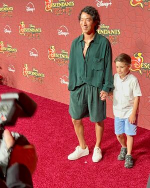 Leonardo Nam Instagram - What do you think of the outfit I chose? Leave a comment 👇 🎩 ♥️Loved celebrating the @disneydescendants Rise of Red movie premiere with my family. TY to @litagency @thefrankieshop @tmtran213 for the fit, @_refind_ for the jewelry, @mystylistlauren for the hair, and ME for the styling! Thanks for following the #grwm series. #disneydescendants #premiere @disneyplus