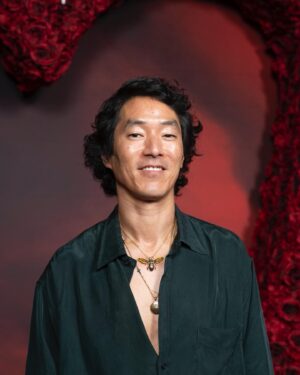 Leonardo Nam Instagram - What do you think of the outfit I chose? Leave a comment 👇 🎩 ♥️Loved celebrating the @disneydescendants Rise of Red movie premiere with my family. TY to @litagency @thefrankieshop @tmtran213 for the fit, @_refind_ for the jewelry, @mystylistlauren for the hair, and ME for the styling! Thanks for following the #grwm series. #disneydescendants #premiere @disneyplus