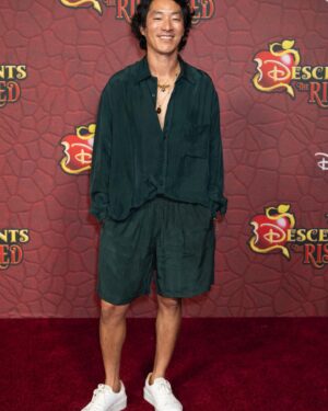 Leonardo Nam Instagram - What do you think of the outfit I chose? Leave a comment 👇 🎩 ♥️Loved celebrating the @disneydescendants Rise of Red movie premiere with my family. TY to @litagency @thefrankieshop @tmtran213 for the fit, @_refind_ for the jewelry, @mystylistlauren for the hair, and ME for the styling! Thanks for following the #grwm series. #disneydescendants #premiere @disneyplus