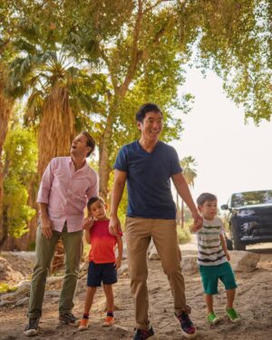 Leonardo Nam Instagram - Time with your family is precious, and we wanted to do something special together a few weeks ago. So we hit the road in a Land Rover Discovery for a trip around the California desert! We visited some beautiful places and saw giant dinosaurs, and it’s moments like this that feel so magical. As the world opens up again, it's great to be able to #rediscoveradventure with your loved ones. Tap the link in my bio to see my full itinerary! #ad #sponsored @LandRoverUSA @atlasobscura