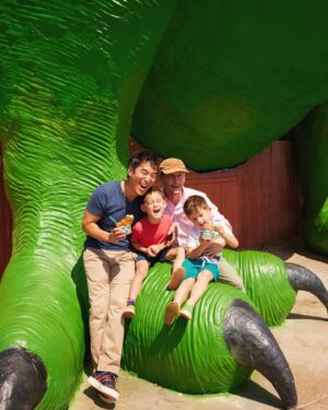 Leonardo Nam Instagram - Time with your family is precious, and we wanted to do something special together a few weeks ago. So we hit the road in a Land Rover Discovery for a trip around the California desert! We visited some beautiful places and saw giant dinosaurs, and it’s moments like this that feel so magical. As the world opens up again, it's great to be able to #rediscoveradventure with your loved ones. Tap the link in my bio to see my full itinerary! #ad #sponsored @LandRoverUSA @atlasobscura