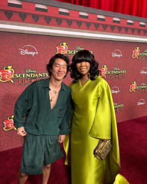 Leonardo Nam Instagram - What do you think of the outfit I chose? Leave a comment 👇 🎩 ♥️Loved celebrating the @disneydescendants Rise of Red movie premiere with my family. TY to @litagency @thefrankieshop @tmtran213 for the fit, @_refind_ for the jewelry, @mystylistlauren for the hair, and ME for the styling! Thanks for following the #grwm series. #disneydescendants #premiere @disneyplus