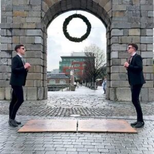 Leonardo Santos Instagram - 😅😅

Feliz Navidance 😎🎄 

#feliznavidad #gardinerbrothers #dance #irish #reels @josefeliciano
Reposted from @gardinerbrothers