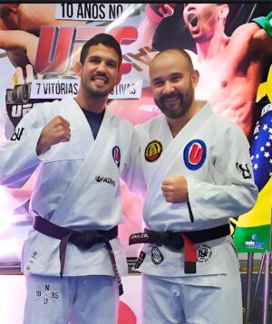 Leonardo Santos Instagram - Faixa-preta de Jiu-Jitsu desde 2015, Pedro “Dan” Dourado sofreu a mais absurda e dolorosa das perdas. Depois de chorar a morte de 2 filhos, sua vida pareceu perder todo o sentido. 

“Como vocês podem imaginar, eu não tinha vontade de sair de casa”, contou o faixa-preta da Nova União Bahia no GRACIEMAG, em entrevista a @mardumpa. “Para tornar as coisas ainda mais pesadas, perdi meu emprego no dia em que meu filho foi para a UTI. Então vivi outra situação estranha: pessoas que me conheciam evitavam conversar comigo, talvez por não saberem lidar com tudo o que eu vivera. Isso só piorou tudo para mim, e desencadeou uma síndrome do pânico. Desenvolvi um medo paralisante de interagir com pessoas na rua. Foi nesse momento que compreendi que estava enfrentando uma profunda depressão.”

Foi quando o Jiu-Jitsu o salvou:

“Eu tinha hérnias de discos que não me deixavam voltar aos campeonatos e treinos duros de que eu tanto gostava. Mas pude aprender como o Jiu-Jitsu transcende a mera competição. Em 2 de janeiro de 2023, após inúmeras orações, recebi um convite do sensei @leandro_carvalhojj.
Ele me fazia um convite para que eu organizasse um evento de treinamento inédito até então na Bahia, promovido pela Nova União, com inúmeros professores e lutadores da equipe. Pois nesse evento, tive o privilégio de conhecer caras iluminados como o Fábio Andrade, André Bastos e o presidente da equipe Léo Santos. Passei então a contribuir ativamente com a organização da equipe em Salvador e pude ajudar a aprimorar as técnicas e estratégias dos atletas, bem como a promoção e crescimento de eventos de Jiu-Jitsu. A arte me deu um novo propósito. Esse envolvimento passou a manter minha mente totalmente voltada ao desenvolvimento desses projetos e me reconectou com o mundo. A experiência tem sido fundamental para minha recuperação, auxiliando-me a superar o meu quadro de depressão, pois me faz deixar de remoer o passado, pensar nos desafios do presente e enfrentar tudo em prol do esporte que tanto amo.”

Obrigado pela inspiração, sensei @dan_venancio! Oss… ❤️

Confira o artigo completo no seu GRACIEMAG.com.

#setembroamarelo #jiujitsu #graciemag #depressao #saude #novauniao