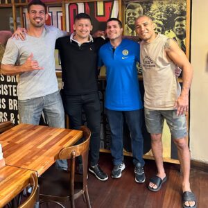 Leonardo Santos Instagram - Almoço com o meu time do Balé Clássico. Com quem você faria uma aula experimental? 

No melhor buffet do Rio de Janeiro. Qualidade e sabor é no Restaurante Broz. (@restaurantebroz) 🍽️