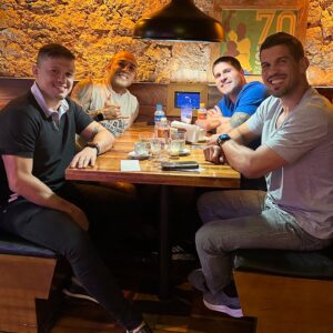 Leonardo Santos Instagram - Almoço com o meu time do Balé Clássico. Com quem você faria uma aula experimental? 

No melhor buffet do Rio de Janeiro. Qualidade e sabor é no Restaurante Broz. (@restaurantebroz) 🍽️