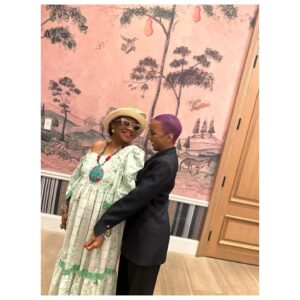 Leslie Odom Jr. Instagram - She said, “I just love to hear you sing.” 🫠😮‍💨

It’s a summer of sweat and a summer of love. See y’all out here
