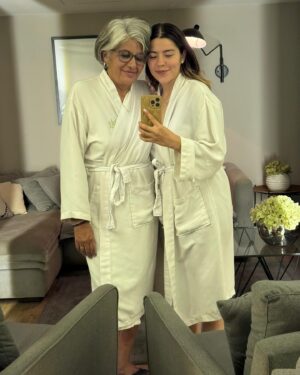 Lesslie Polinesia Instagram - Ser mamá es descubrir que el mayor acto de amor propio es cuidarme. Cuidar de mi, es cuidar de mi hija, ese ser que lleva mi esencia. Me di cuenta de lo importante que es tener una red de apoyo que sabes está velando por ti, abrazando con amor cada proceso que vas viviendo como lo son tu familia y la comunidad que va contigo de la mano. En cada abrazo, sonrisa y palabra de aliento, no solo nutren su vida si no también cultivas la tuya, es por eso que con mi alimentación y los multivitaminicos como materna ayudan a cumplir los requerimientos nutricionales.

En Ecuador, Centroamérica y República Dominicana también puedes encontrar el portafolio de Nestlé®️ Materna®️

 @maternalnutritionmx
#MaternaEnCadaEtapa #Materna #publicidad