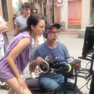 Leticia Dolera Instagram - Estem rodant una sèrie que es diu PUBERTAT.
Y sí, nunca había hecho girar yo misma una cámara con manivela, parece que estoy viendo como un extraterrestre sale de la cabeza de uno de los actores, pero no… solo estaba viendo una cámara girar. 📸 @celinegravezruiz