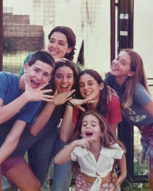 Leticia Siciliani Instagram - Domingo retro nostálgico . Somos 6 hermanos. ♥️
1. En la cuadra de casa, en mi barrio Villa Luro,  había un baldío que siempre fue el mejor escenario para las fotos familiares. 
2. Aunque no lo crean, esa foto del día que nací , gigante. Feliz cumple Cabezón . 
3. Cuando encuentren unos hermanos con mejores looks me etiquetan.
4. Era ley hacer cosas en las fotos . Siempre alguna consigna.
5. En Mar del Tuyú, lo que sea por volver un ratito . ♥️