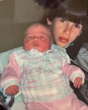 Leticia Siciliani Instagram - Domingo retro nostálgico . Somos 6 hermanos. ♥️
1. En la cuadra de casa, en mi barrio Villa Luro,  había un baldío que siempre fue el mejor escenario para las fotos familiares. 
2. Aunque no lo crean, esa foto del día que nací , gigante. Feliz cumple Cabezón . 
3. Cuando encuentren unos hermanos con mejores looks me etiquetan.
4. Era ley hacer cosas en las fotos . Siempre alguna consigna.
5. En Mar del Tuyú, lo que sea por volver un ratito . ♥️