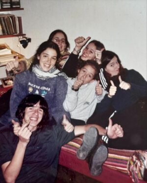 Leticia Siciliani Instagram - Domingo retro nostálgico . Somos 6 hermanos. ♥️
1. En la cuadra de casa, en mi barrio Villa Luro,  había un baldío que siempre fue el mejor escenario para las fotos familiares. 
2. Aunque no lo crean, esa foto del día que nací , gigante. Feliz cumple Cabezón . 
3. Cuando encuentren unos hermanos con mejores looks me etiquetan.
4. Era ley hacer cosas en las fotos . Siempre alguna consigna.
5. En Mar del Tuyú, lo que sea por volver un ratito . ♥️