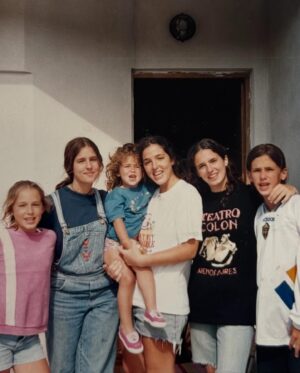 Leticia Siciliani Instagram - Domingo retro nostálgico . Somos 6 hermanos. ♥️
1. En la cuadra de casa, en mi barrio Villa Luro,  había un baldío que siempre fue el mejor escenario para las fotos familiares. 
2. Aunque no lo crean, esa foto del día que nací , gigante. Feliz cumple Cabezón . 
3. Cuando encuentren unos hermanos con mejores looks me etiquetan.
4. Era ley hacer cosas en las fotos . Siempre alguna consigna.
5. En Mar del Tuyú, lo que sea por volver un ratito . ♥️