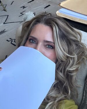 Letícia Spiller Instagram - 1º dia de estúdio 💚😊 Estudando, gravando, relaxando e recebendo visitinhas especiais 🪲
Boa quarta-feira pra vocês!