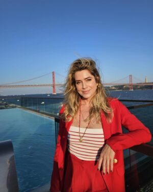 Letícia Spiller Instagram - Por do sol lindo ao lado de pessoas fantásticas, queridas e giras e comidinhas deliciosas para comemorar o início de um trabalho muito especial! 
Obrigado @sudlisboa e @catarinamoura.management por esta noite tão aprazível!! ❤️🌟
