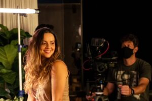 Letícia Tomazella Instagram - Amanhã estreia, nos cinemas, o filme "Letícia", que foi uma delícia de rodar. Dias felizes em Brasília fazendo tudo acontecer.

O nome igual ao meu é mera coincidência - no filme eu faço a Flora. Quem faz a Letícia é @sophiaabrahao, atriz maravilhosa e pessoa muito incrível. Que delícia estar ao seu lado, So! 
A foto 2 é muito significativa pra mim, porque foi dali que nasceu uma parceria que se estendeu pela vida afora. À época, eu não tinha ideia de que o @befelinto se tornaria um dos meus melhores parceiros de palco e de vida - ficamos em cartaz em Brasília num projeto dele próprio que, segundo ele, só podia ser comigo. Que honra. Que artista! E, filhos únicos que somos, viramos irmãos. O set uniu, o palco grudou e agora não desgrudo mais! ❤️
E esse projeto também me trouxe o @sergioharger, com quem foi delicioso contracenar, artista sensível e belamente empenhado - é o idealizador e realizador disso tudo. Obrigada, Serginho, pela confiança!
Tive a honra de ser dirigida pelo @cristianovieira10, que, pra além do talento como cineasta, traz uma doçura rara em set de filmagem. Que energia boa! Cris, gratidão infinita pelo convite!

Não dá pra citar todo mundo, então só citei elenco e direção. Deixo aqui meu agradecimento a todos que fizeram parte e lutam pelo nosso cinema independente!
🎬💜

(📸 @fotoemcurso)