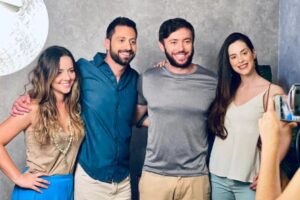 Letícia Tomazella Instagram - Amanhã estreia, nos cinemas, o filme "Letícia", que foi uma delícia de rodar. Dias felizes em Brasília fazendo tudo acontecer.

O nome igual ao meu é mera coincidência - no filme eu faço a Flora. Quem faz a Letícia é @sophiaabrahao, atriz maravilhosa e pessoa muito incrível. Que delícia estar ao seu lado, So! 
A foto 2 é muito significativa pra mim, porque foi dali que nasceu uma parceria que se estendeu pela vida afora. À época, eu não tinha ideia de que o @befelinto se tornaria um dos meus melhores parceiros de palco e de vida - ficamos em cartaz em Brasília num projeto dele próprio que, segundo ele, só podia ser comigo. Que honra. Que artista! E, filhos únicos que somos, viramos irmãos. O set uniu, o palco grudou e agora não desgrudo mais! ❤️
E esse projeto também me trouxe o @sergioharger, com quem foi delicioso contracenar, artista sensível e belamente empenhado - é o idealizador e realizador disso tudo. Obrigada, Serginho, pela confiança!
Tive a honra de ser dirigida pelo @cristianovieira10, que, pra além do talento como cineasta, traz uma doçura rara em set de filmagem. Que energia boa! Cris, gratidão infinita pelo convite!

Não dá pra citar todo mundo, então só citei elenco e direção. Deixo aqui meu agradecimento a todos que fizeram parte e lutam pelo nosso cinema independente!
🎬💜

(📸 @fotoemcurso)