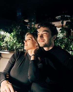Leyla Tanlar Instagram - Bayılıyorum 🖤
Sen anlat, ben hep dinlerim
Iyi ki doğdun sevgilim @burakdakak__ 🙆🏽‍♀️♥️