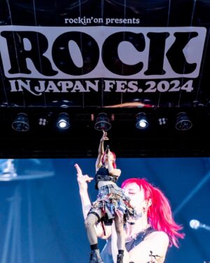LiSA Instagram - 「ROCK IN JAPAN FESTIVAL 2024」ありがとう。
また最高な夏一緒に更新しようね🪄

RT
5年ぶりの「ROCK IN JAPAN FESTIVAL 2024」でしたっ。
初めて出演させてもらった2015年小栁さんが私に託してくれたロックヒロインを胸にステージに立ってきました。あれから #ロッキン　のみなさんと何度も最高な夏を更新しながらこの景色を観る日をずっとずっと待っていました。最高な夏更新したね。
みんなの歌声も叫び声もクラップの景色もジャンプしてくれふ波も、ここにしかない最高な絶景でした！暑い中遊んでくれてありがとう。
次は秋、9月からアリーナツアーで遊ぼうね🥂やくそく👆

【LiVE】全国アリーナツアー「LiVE is Smile Always～COCKTAiL PARTY～」チケット発売中🍸

9/14(土)大阪城ホール ※SWEET
9/15(日)大阪城ホール ※SOUR
9/21(土)ポートメッセなごや 第1展示館(愛知) ※SWEET
9/22(日)ポートメッセなごや 第1展示館(愛知) ※SOUR
9/28(土)横浜アリーナ(神奈川) ※SWEET
9/29(日)横浜アリーナ(神奈川) ※SOUR
10/19(土)真駒内セキスイハイムアイスアリーナ(北海道) ※SWEET
10/20(日)真駒内セキスイハイムアイスアリーナ(北海道) ※SOUR
11/3(日)マリンメッセ福岡A館 ※SWEET
11/4(月祝)マリンメッセ福岡A館 ※SOUR
11/16(土)セキスイハイムスーパーアリーナ(宮城) ※SWEET
11/17(日)セキスイハイムスーパーアリーナ(宮城) ※SOUR
11/30(土)国立代々木競技場第一体育館(東京) ※SWEET
12/1(日)国立代々木競技場第一体育館(東京) ※SOUR
12/14(土)サンドーム福井 ※SWEET
12/15(日)サンドーム福井 ※SOUR
※DAY1がSWEET・DAY2がSOURとなります。

e (イープラス)
eplus.jp/lisa2024/

ローソンチケット
l-tike.com/lisa/

チケットぴあ
w.pia.jp/t/lisa-2024/

#LiSAカクテルパーティー　
#RIJF2024

l.lxixsxa.com/cocktailparty/

📸　@vizkage