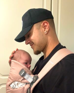 Liam Cacatian Thomassen Instagram - Idag är du hela 4 veckor, Redan stark i nacken och nyfiken på världen💕