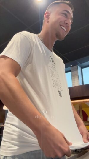 Liam Cacatian Thomassen Instagram - Reklam för @mcdonaldssverige . Jag beställer alltid samma sak på McDonald’s 🤤🍔 Nu kan du göra din egen Made To Order t-shirt i Donkens tält på @rixfmfestival 😍 #madetoorder #mcdonaldssverige #rixfmfestival