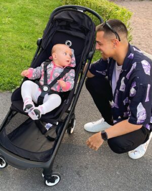 Liam Cacatian Thomassen Instagram - Nu har man varit iväg och köpt en ny resevagn till Alina hos underbara @babyproffsenbarkarby !! Blir enklare att resa med denna och den är även supersmidig! Tack för trevligt bemötande och proffsig hjälp @babyproffsenbarkarby Ni är bäst! #Alina #dadlife
