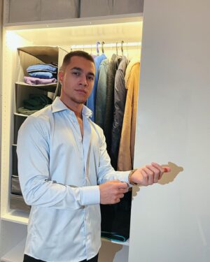 Liam Cacatian Thomassen Instagram - Reklam för @etonshirts | Vad tycker ni om min look? Jag har på mig mina favoriter från @etonshirts och deras kampanj "Moments make the man". Eton Shirts har plagg för livets alla stunder, alltifrån ett födelsedagsfirande till en kreativ dag i studion. #reklam #momentsdefineyou Link in bio!