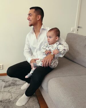 Liam Cacatian Thomassen Instagram - Reklam för @etonshirts | Vad tycker ni om min look? Jag har på mig mina favoriter från @etonshirts och deras kampanj "Moments make the man". Eton Shirts har plagg för livets alla stunder, alltifrån ett födelsedagsfirande till en kreativ dag i studion. #reklam #momentsdefineyou Link in bio!