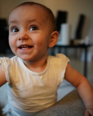 Liam Cacatian Thomassen Instagram - Stort grattis på din första födelsedag min fantastiska dotter! Idag fyller du hela 1 år! Det är helt galet hur fort livet rullar på! Från nyfödd till att du nu går runt och pratar ditt egna lilla språk!😂❤️ Baba älskar dig!🤍 #Alina