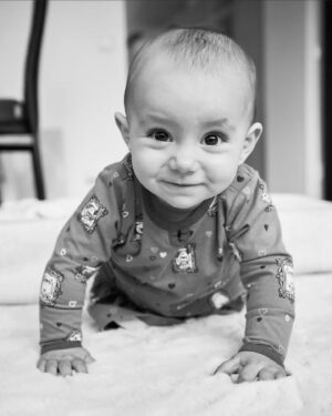 Liam Cacatian Thomassen Instagram - Stort grattis på din första födelsedag min fantastiska dotter! Idag fyller du hela 1 år! Det är helt galet hur fort livet rullar på! Från nyfödd till att du nu går runt och pratar ditt egna lilla språk!😂❤️ Baba älskar dig!🤍 #Alina