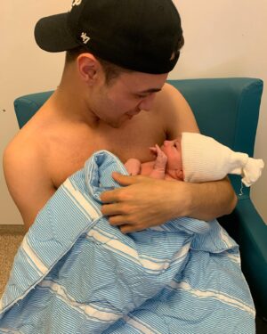Liam Cacatian Thomassen Instagram - Stort grattis på din första födelsedag min fantastiska dotter! Idag fyller du hela 1 år! Det är helt galet hur fort livet rullar på! Från nyfödd till att du nu går runt och pratar ditt egna lilla språk!😂❤️ Baba älskar dig!🤍 #Alina