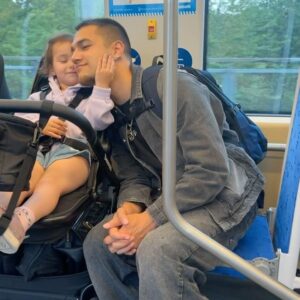 Liam Cacatian Thomassen Instagram - There is no such thing as love like this🤍 Med ett fullspäckat schema så finns det inget bättre sätt att ladda batterierna på än att få uppleva den här kärleken🤍👑