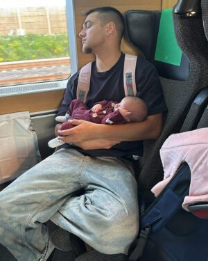 Liam Cacatian Thomassen Instagram - There is no such thing as love like this🤍 Med ett fullspäckat schema så finns det inget bättre sätt att ladda batterierna på än att få uppleva den här kärleken🤍👑