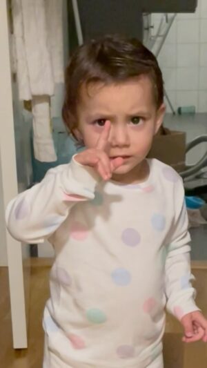 Liam Cacatian Thomassen Instagram - Blev så chockad samtidigt som det var så gulligt, Åkte på min första utskällning av min egna dotter, Jag höll på o röja hela dagen i lägenheten så det va rätt stökigt och DET gillade INTE Alina, Hon tyckte att jag kastade saker överallt!😂🤷🏻‍♂️