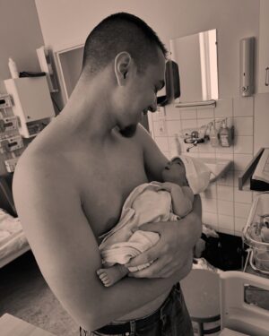 Liam Cacatian Thomassen Instagram - Igår kväll kom hon! Vi älskar dig Hailey! Välkommen till världen och till en familj som älskar dig!! Nu är man officiellt en flickpappa x2!! Mäktigt!! 👶🏻💕