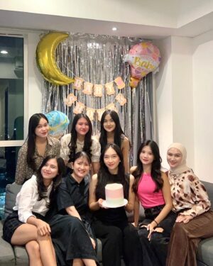Lidya Maulida Djuhandar Instagram - a little #tb 💗🤰🏻💙 

thank you future aunties for the (so called) surprise, and also for making the time out of your busy schedulessss

much much love 🧚🏻‍♂️💗🧚🏻‍♂️