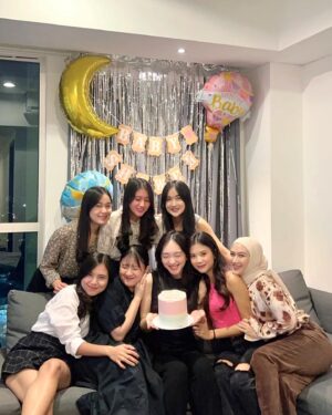Lidya Maulida Djuhandar Instagram - a little #tb 💗🤰🏻💙 

thank you future aunties for the (so called) surprise, and also for making the time out of your busy schedulessss

much much love 🧚🏻‍♂️💗🧚🏻‍♂️