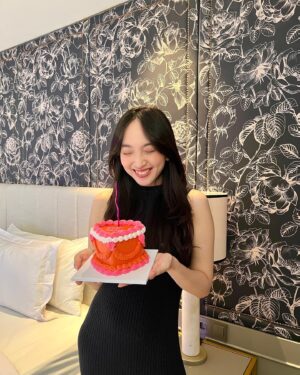 Lidya Maulida Djuhandar Instagram - #27! ♌️♌️♌️ thank you untuk semua yang sudah ngucapin, dan memberikan doa baiknya, semoga di umur ini semakin jaya jaya jaya🧚🏻‍♂️🥳💗♌️🍓