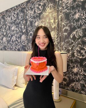 Lidya Maulida Djuhandar Instagram - #27! ♌️♌️♌️ thank you untuk semua yang sudah ngucapin, dan memberikan doa baiknya, semoga di umur ini semakin jaya jaya jaya🧚🏻‍♂️🥳💗♌️🍓