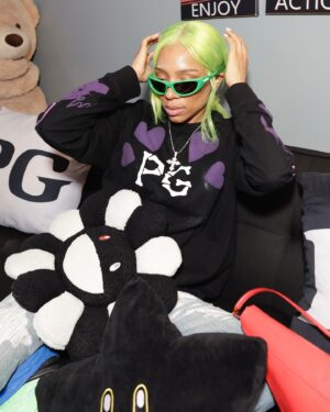 Lil Mama Instagram - 💯KEEPIN IT PG‼️… 

Editing Session with my Team 💜💚 @pg.productionz photography & merch ✨📸👚✨
