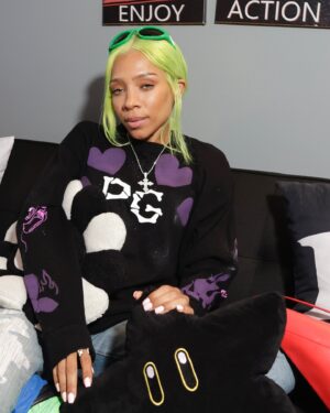 Lil Mama Instagram - 💯KEEPIN IT PG‼️… 

Editing Session with my Team 💜💚 @pg.productionz photography & merch ✨📸👚✨