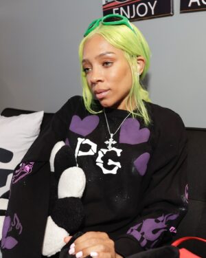 Lil Mama Instagram - 💯KEEPIN IT PG‼️… 

Editing Session with my Team 💜💚 @pg.productionz photography & merch ✨📸👚✨