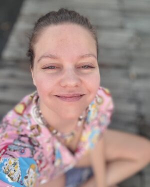 Lila Baklesi Instagram - Love letter to Lovìna beach♥️

Η Lovina είναι ένα ψαροχώρι στο Βόρειο Μπαλί.
Οι τουρίστες είναι λίγοι και συνήθως δεν διανυκτερεύουν.

Εγώ αποφάσισα να μείνω 3 βράδια και ΔΕΝ το μετάνιωσα!

Οι ντόπιοι μου έπιαναν την κουβέντα συνέχεια για να με ρωτήσουν αν είμαι Ρωσίδα(!) και όταν τους έλεγα ότι είμαι από Ελλάδα,οι περισσότεροι δεν γνώριζαν καν την ύπαρξή της.

Τα απογεύματα μαζεύονται στην παραλία για να δουν το ηλιοβασίλεμα.

Η περιοχή είναι από τις πιο φτωχές στο Μπαλί αλλά όλοι όσοι μου μίλησαν, μου έλεγαν ποσό τυχεροί νιώθουν που ζουν σε αυτό το τόσο όμορφο μέρος που έχει τα πάντα!Θαλασσα,βουνο,ηφαιστειο,δελφινια❤️

Η φιλοξενία τους και η αγάπη για τον τόπο τους,έκανε τις μέρες μου στη Lovina ακόμα πιο ιδιαίτερες!

#lovinabeach #lovinabeachbali #bali #northbali #travelling #agreekgirlinbali