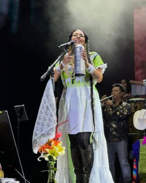 Lila Downs Instagram - Gracias por cantar, bailar y gozar con nosotros Bogotá! @festivalcolombiaalparque 🫶🏽🇨🇴