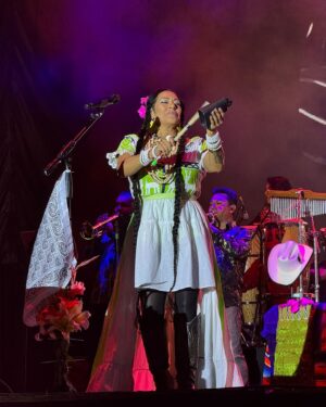 Lila Downs Instagram - Gracias por cantar, bailar y gozar con nosotros Bogotá! @festivalcolombiaalparque 🫶🏽🇨🇴