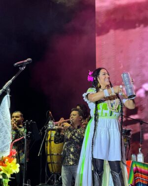 Lila Downs Instagram - Gracias por cantar, bailar y gozar con nosotros Bogotá! @festivalcolombiaalparque 🫶🏽🇨🇴