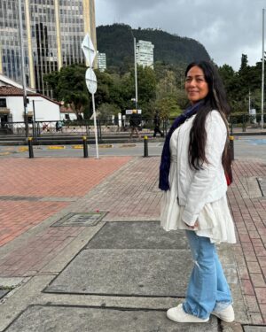 Lila Downs Instagram - Ya estamos en #Bogotá calentando motores con un suculento #ajiaco 🇨🇴👌🏾🇨🇴 

Nos vemos esta noche en el parque de los novios @festivalcolombiaalparque ¡ Gracias !